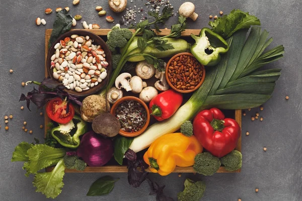 Verduras frescas en bandeja de madera con espacio para copiar —  Fotos de Stock