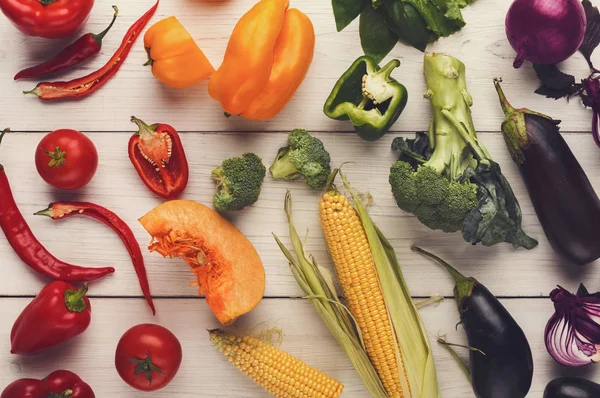 Fondo de arco iris con un montón de verduras de colores — Foto de Stock