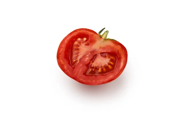 Die Hälfte der reifen frischen Tomaten isoliert auf weißem Hintergrund — Stockfoto