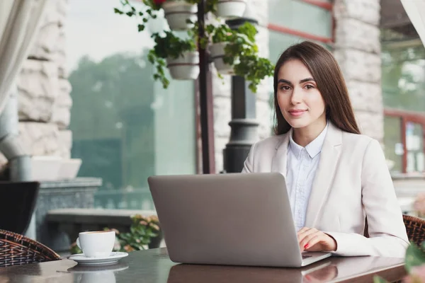 Joven mujer de negocios al aire libre trabajando con portátil —  Fotos de Stock