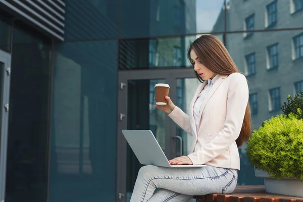 Mujer de negocios caucásica trabajando con portátil al aire libre —  Fotos de Stock