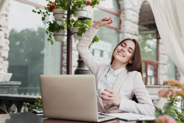 Feliz mujer de negocios emocionada celebrar —  Fotos de Stock