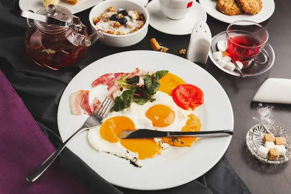 Restaurant ontbijt met spek en gebakken eieren — Stockfoto