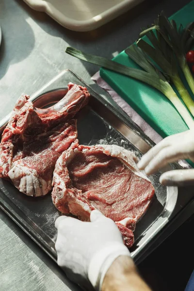 Шеф маринує м'ясо перед смаженням — стокове фото