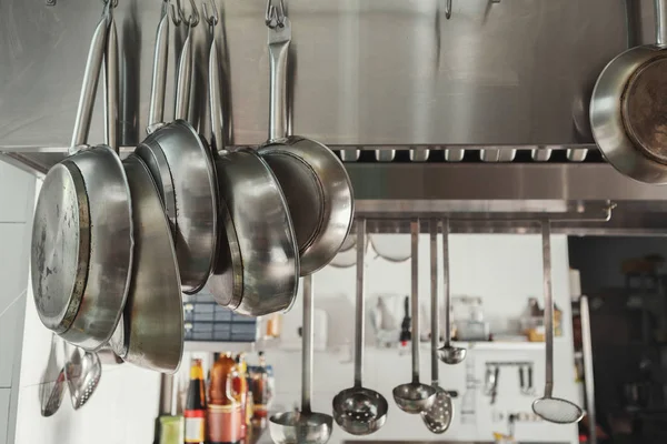 Современный интерьер кухни ресторана с сковородками — стоковое фото