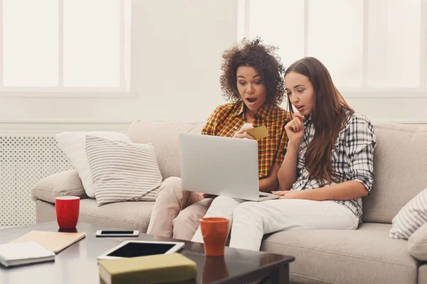 Zwei Frauen online mit Kreditkarte und Laptop — Stockfoto