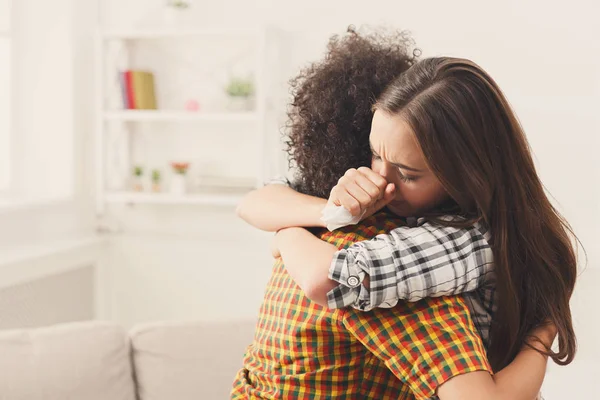 Kobieta, przytulanie jej przygnębiony przyjaciel w domu — Zdjęcie stockowe