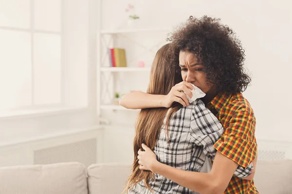 Frau umarmt ihren depressiven Freund zu Hause — Stockfoto