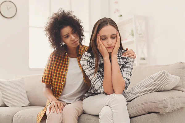 Woman consoling her depressed friend at home — Stock Photo, Image