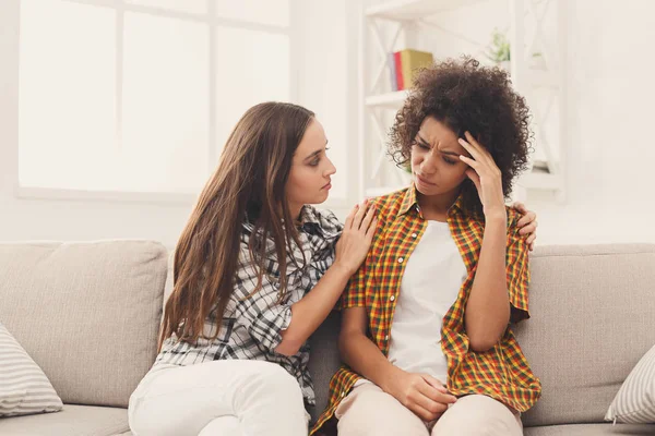 Two women talking about problems at home — Stock Photo, Image