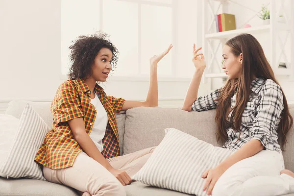 Two young female friends conversing at home — Stock Photo, Image