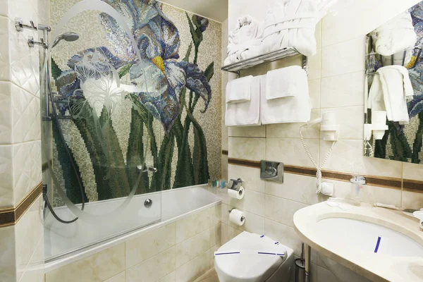 Casa de banho luxuosa no quarto de hotel moderno — Fotografia de Stock