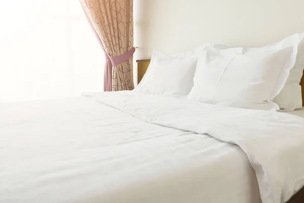 Inre av dubbelsäng hotel sovrum — Stockfoto