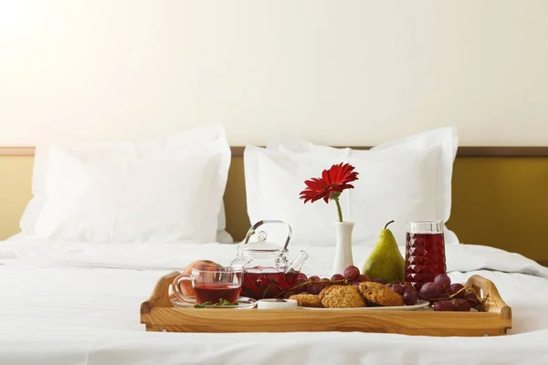 Breakfast served in bed on wooden tray — Stock Photo, Image