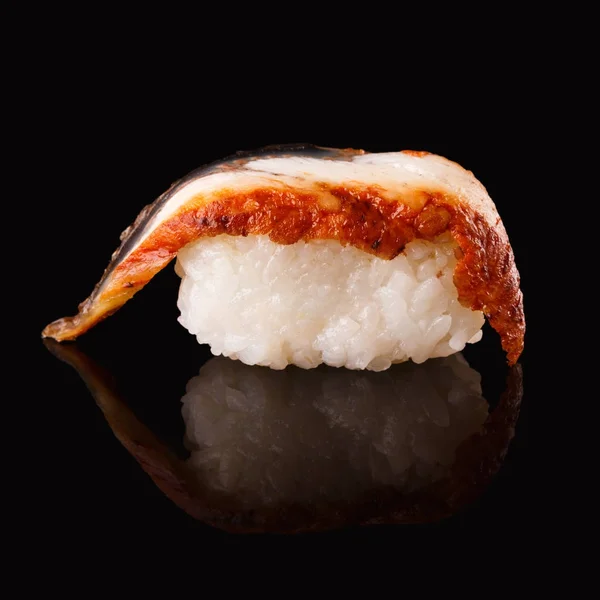 Aal-Sushi auf schwarzem Spiegelgrund — Stockfoto