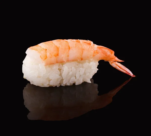 Shrimp sushi pada latar belakang cermin hitam — Stok Foto
