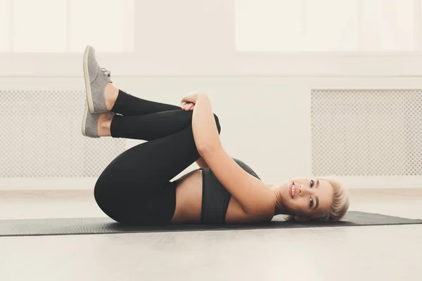 Mujer fitness descansar después del entrenamiento —  Fotos de Stock