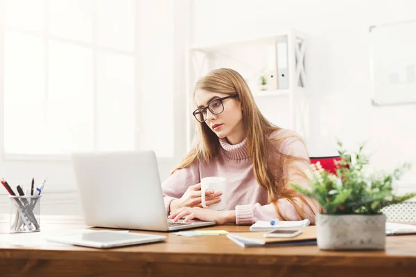 Zakelijke vrouw werkt op laptop op kantoor — Stockfoto