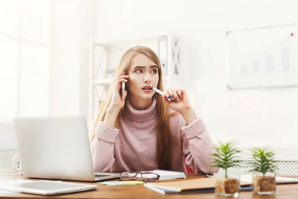 Mujer de negocios seria en el trabajo hablando por teléfono — Foto de Stock