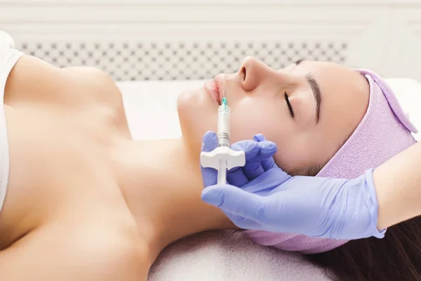 Mujer recibiendo inyección de belleza en el salón — Foto de Stock