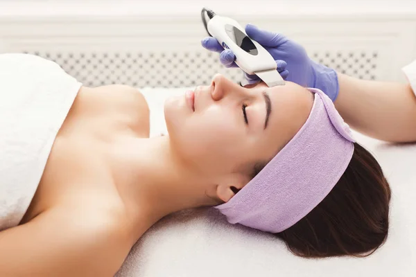 Mujer recibiendo tratamiento facial en salón de belleza —  Fotos de Stock