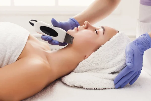 Woman getting facial treatment at beauty salon — Stock Photo, Image