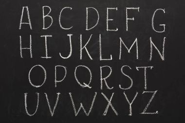 İngilizce abc tahtaya tebeşir tarafından yazılmış