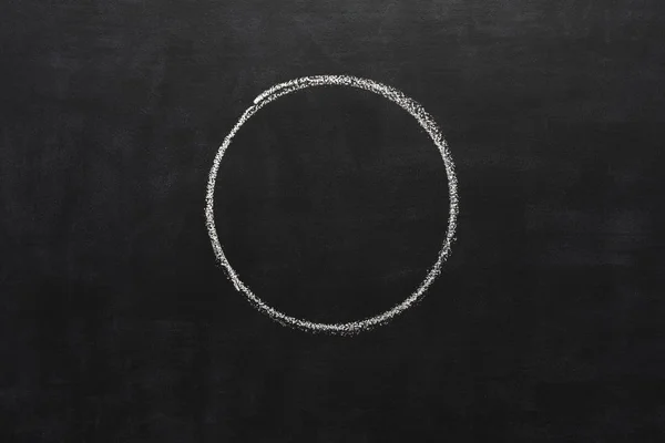 Cercle dessiné à la craie sur le tableau noir — Photo