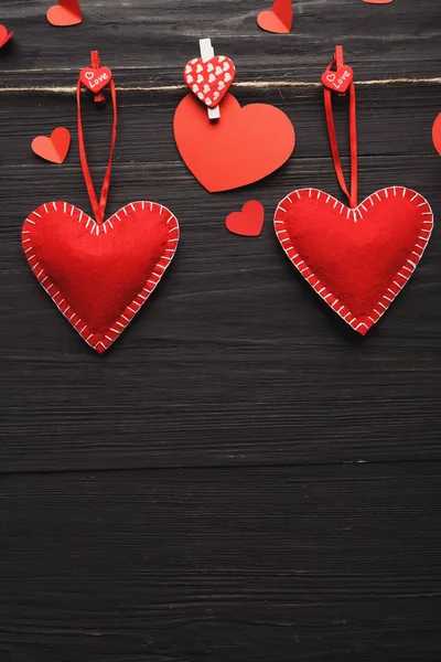 San Valentino sfondo, cuori fatti a mano su legno con spazio copia — Foto Stock