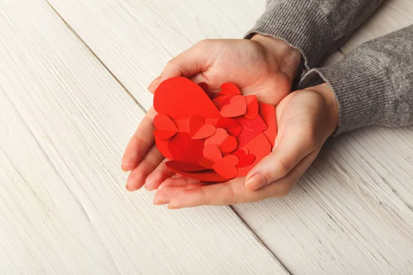 Valentine dag achtergrond, harten in vrouwelijke handen — Stockfoto