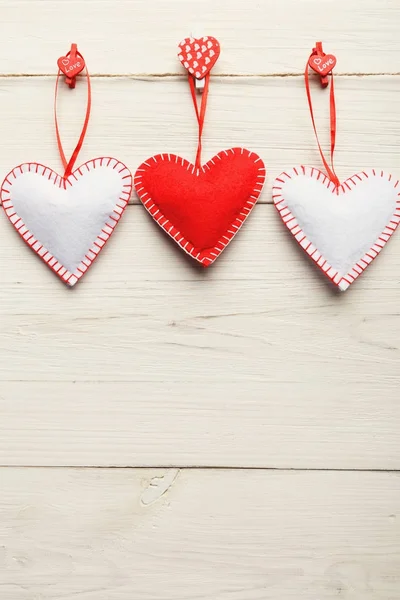 Valentine dag achtergrond, handgemaakt kussen hartjes op hout, kopie ruimte — Stockfoto