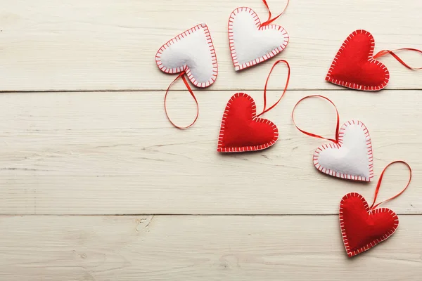 Valentinstag Hintergrund, handgemachte Kissenherzen auf Holz, Kopierraum — Stockfoto