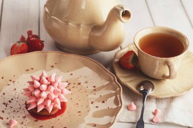 Pembe restoran tatlı porselen tabakta