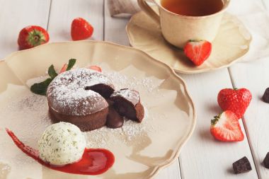 Vanilyalı ve çilekli çikolatalı fondan