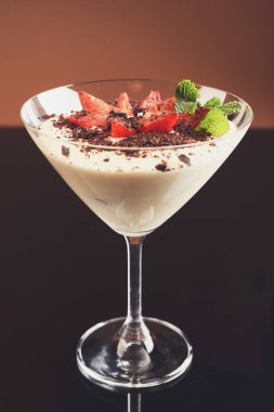 Geleneksel İtalyan tiramisu martini cam