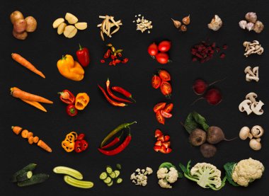 Kolaj izole siyah arka plan üzerine çeşitli sebze