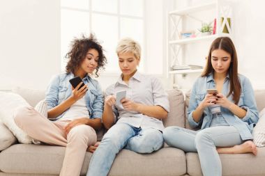 Üç kadın arkadaş akıllı telefonlar evde kullanma