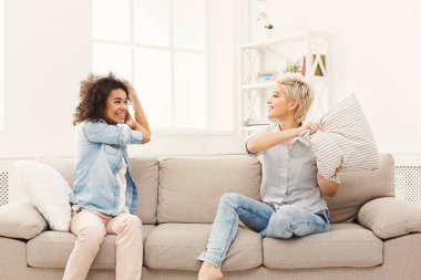 İki genç kadın yastık koltukta mücadele