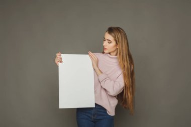 Boş beyaz kağıt olan kadın