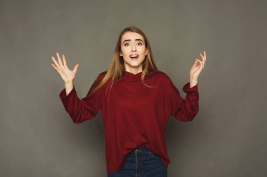 Sürpriz genç kadın stüdyo portre
