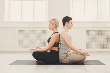 Genç çift meditasyon birlikte, arka arkaya