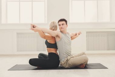 Pratik yoga studio birlikte genç Çift