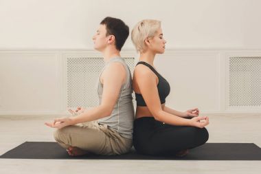 Genç çift meditasyon birlikte, arka arkaya
