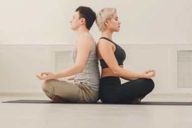Genç çift meditasyon birlikte, arka arkaya