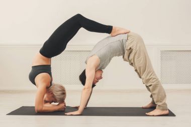 Genç çift acroyoga mat birlikte pratik