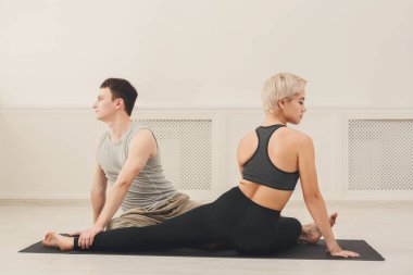 Pratik yoga studio birlikte genç Çift