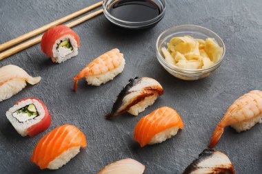 Suşi ve gri arka plan üzerinde rulo