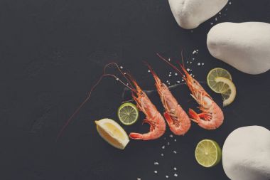 Karides limon ve siyah arka plan üzerine taş