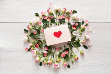 Pembe doğal gül çerçeve beyaz rustik ahşap tebrik kartı