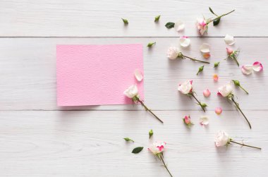 Pembe Gül çiçek ve yaprakları beyaz rustik ahşap, Açık boş tebrik kartı